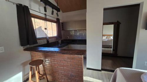 Η κουζίνα ή μικρή κουζίνα στο Chalés Pedras e Madeiras