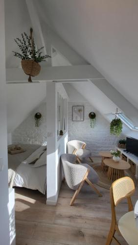 une chambre avec un lit, un bureau et des chaises dans l'établissement La Belle vue, à Ploemeur