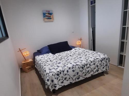 Una cama o camas en una habitación de appartement au bord de l'eau sxm