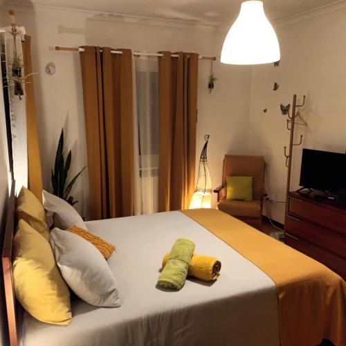 a bedroom with a bed with two towels on it at Casa da Risca Amarela in Leiria