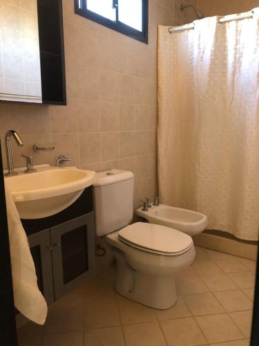 a bathroom with a toilet and a sink at Cuatro Estaciones in San José
