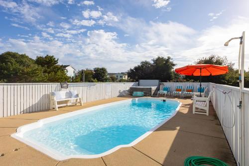 Bazén v ubytování Walk to Duck Soundfront w Pool Firepit Cornhole nebo v jeho okolí