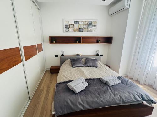 Postel nebo postele na pokoji v ubytování WhiteCity Suite