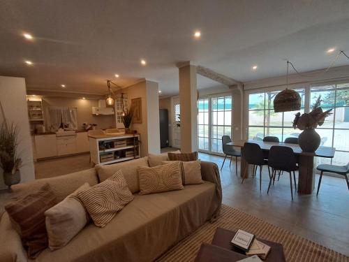 Una sala de estar con un sofá y un comedor. en Casa Velha, en Pêra