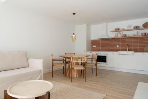 a kitchen and living room with a table and a couch at Casa Tester by FTV HOLIDAYS HOMES in Villaverde