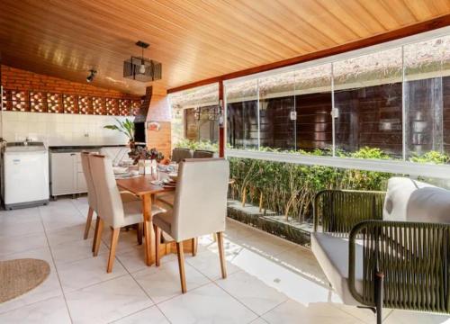 a kitchen and dining room with a table and chairs at Cabana em Itu-SP Chalé Veraneio Camping Carrion in Itu