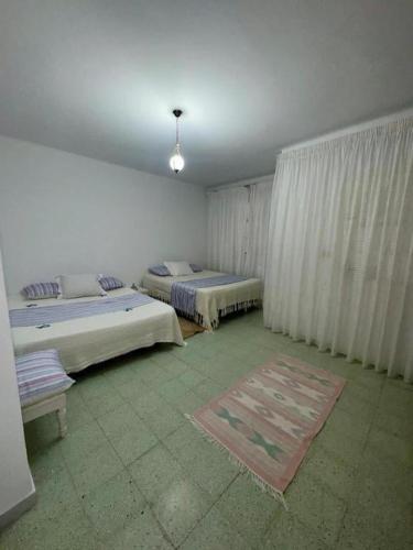 Un pat sau paturi într-o cameră la Dar zouila