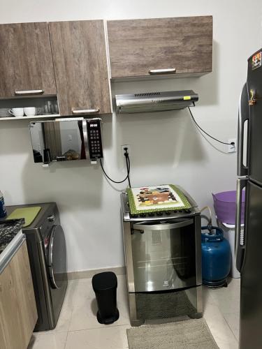 Casa com suite bem localizada的厨房或小厨房