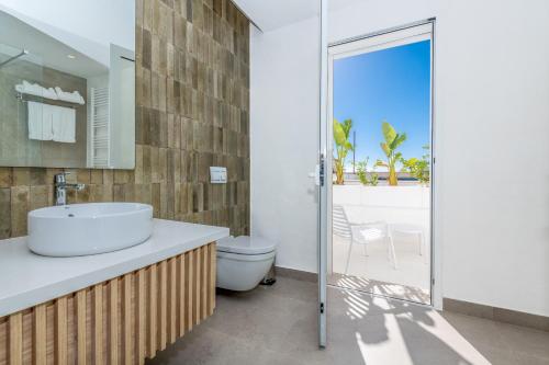 ein Badezimmer mit Waschbecken und Toilette und ein Balkon in der Unterkunft Neira Boutique Hotel & Spa in Sidi Bou Saïd