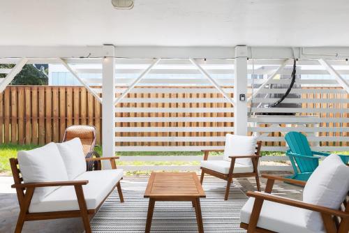 un patio avec des chaises, une table et des escaliers dans l'établissement Newly Updated Cottage in the Heart of KDH, à Kill Devil Hills
