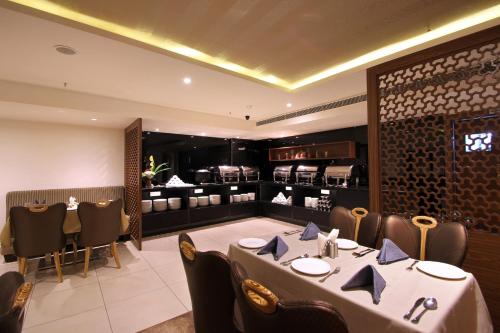 Reštaurácia alebo iné gastronomické zariadenie v ubytovaní Hotel Hyderabad Grand