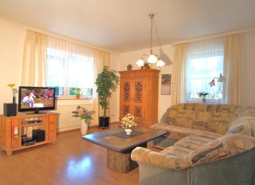 TV a/nebo společenská místnost v ubytování Birkmaase 12 Kapitänshaus Jacqueline 4-Sterne Komfort FeWo im EG rechts