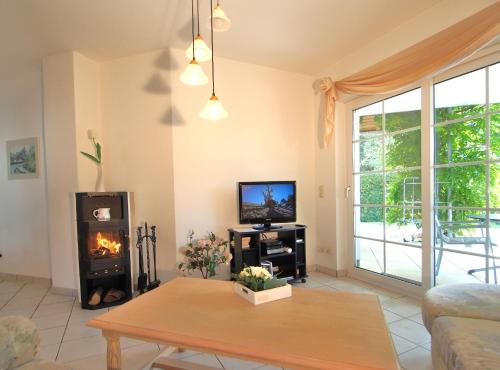 TV a/nebo společenská místnost v ubytování Birkmaase 18 - Komfort FeWo im 4-Sterne-Ferienhaus Yvonne EG