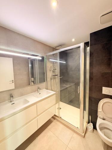 Ένα μπάνιο στο Larger studio apartment, great view