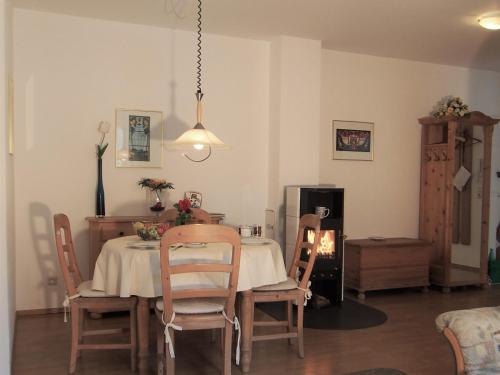 a dining room with a table and chairs at Birkmaase 12 - Kapitänshaus Jacqueline 4-Sterne Komfort FeWo im EG links in Zingst
