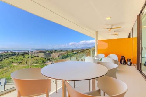 une pièce avec une table et des chaises et une grande fenêtre dans l'établissement Sun Valley 1, à Fuengirola