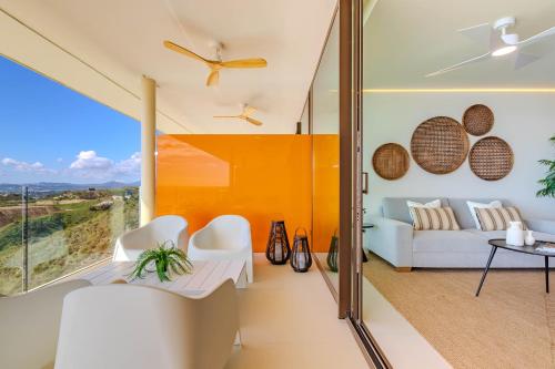 un salon avec un canapé et une table dans l'établissement Sun Valley 1, à Fuengirola