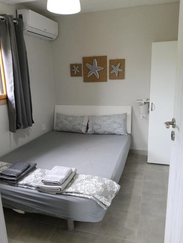 a bedroom with a bed in a room at Elizabeth's apartment2 in Ofrínion