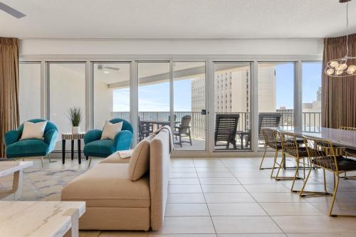 un soggiorno con un divano e un tavolo di Tides 611 a Destin