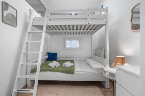 Postel nebo postele na pokoji v ubytování Loftly Kottbusser Damm 68 - Parkplatz - Self Check In - 300 Mbits