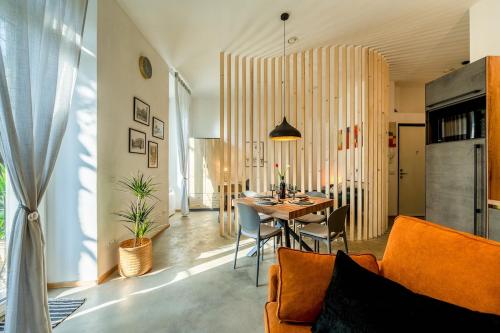 Private Garden & Metro 2 min - Wooden Wave Flat