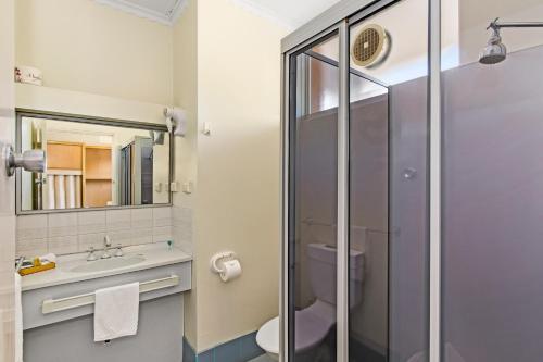 Ванная комната в Moe Parklands Motel