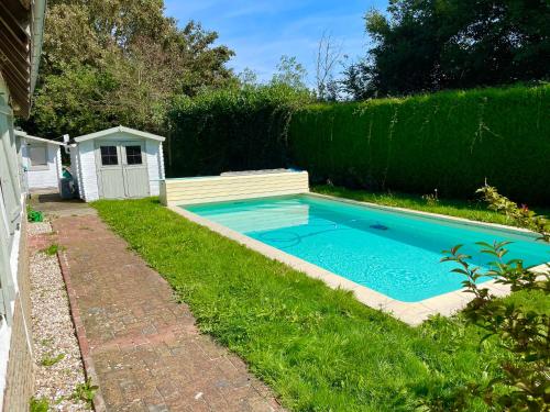 Bazén v ubytování Beautiful Normandy Longere, billiards, heated pool nebo v jeho okolí