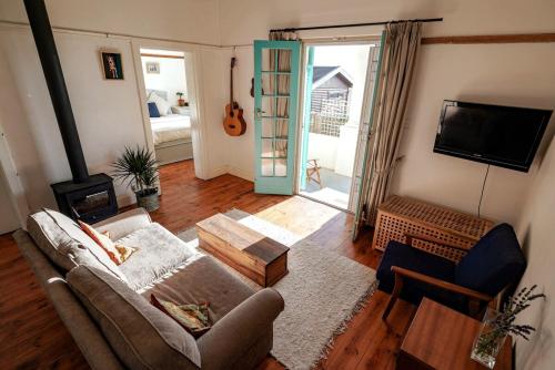 Et tv og/eller underholdning på Mountain-side Cottage with Breathtaking Sea View