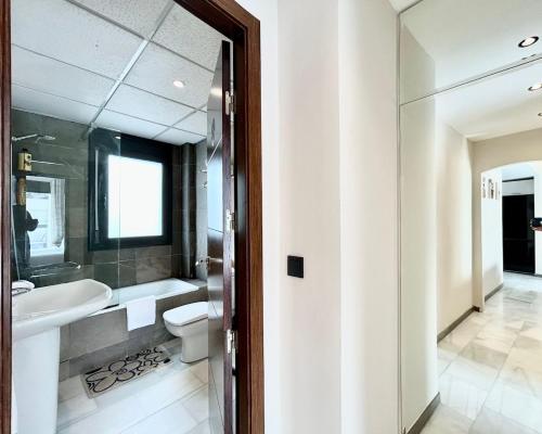 Ένα μπάνιο στο Urban Escape and Modern Comfort at Corniche