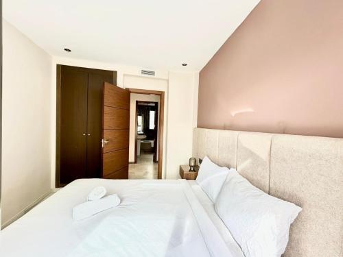 Ένα ή περισσότερα κρεβάτια σε δωμάτιο στο Urban Escape and Modern Comfort at Corniche