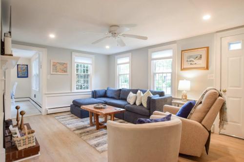 ヤーマスにあるMinutes to Nantucket Sound Beachesの青いソファと椅子のあるリビングルーム
