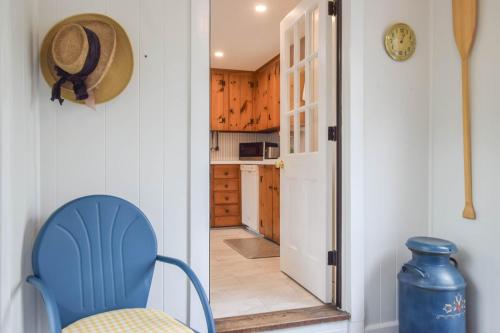 ヤーマスにあるMinutes to Nantucket Sound Beachesの廊下(青い椅子付)