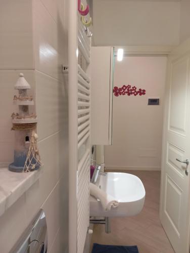 Un baño pequeño con lavabo e inodoro. en Miramare4, en Ceriale