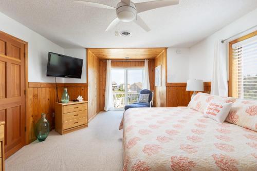 TV a/nebo společenská místnost v ubytování New Listing Steps from beach & sound access