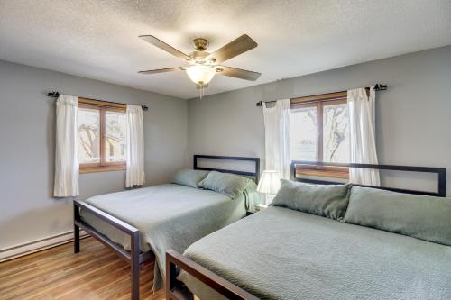 Postel nebo postele na pokoji v ubytování South Long Lake Home with Swim Area Pets Welcome!