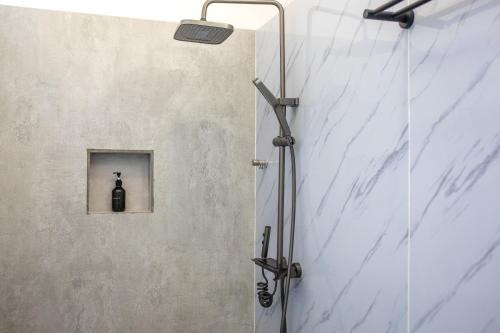 Ένα μπάνιο στο Lux Hotel Mathiveri