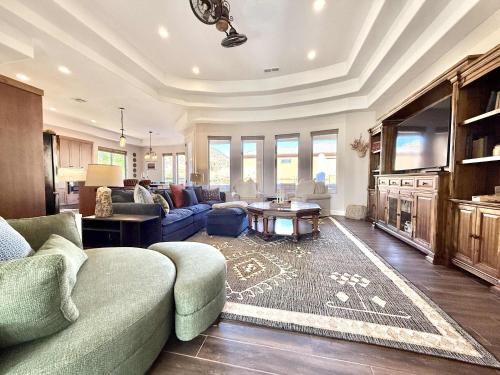 een woonkamer met een bank en een tafel bij Upscale 4 bedroom family home near Zion w pool & hot tub in Kanab