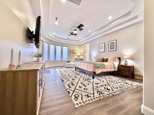 een slaapkamer met een bed en een groot tapijt bij Upscale 4 bedroom family home near Zion w pool & hot tub in Kanab