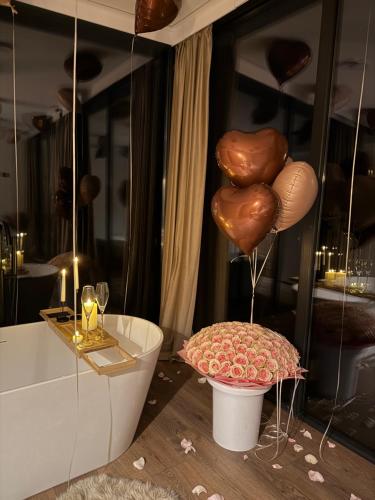 a room with a tub and a table with a cake at Nest House in Dubova