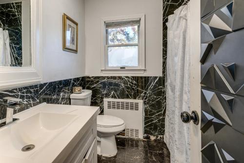 Ένα μπάνιο στο 8 Mi to Jones Beach State Park! Cozy Home with Porch