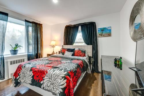 Ένα ή περισσότερα κρεβάτια σε δωμάτιο στο 8 Mi to Jones Beach State Park! Cozy Home with Porch