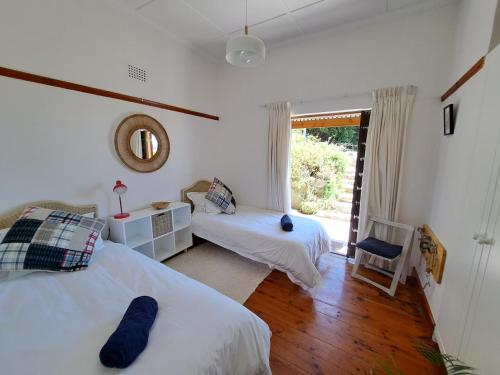 En eller flere senge i et værelse på Mountain-side Cottage with Breathtaking Sea View