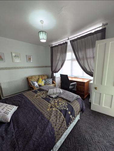 Imagen de la galería de Double Room with TV Leicester City Vacations Long & Short stays in lovely shared home, en Leicester