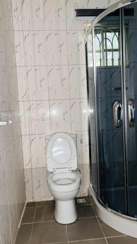 Ένα μπάνιο στο Urban Gated City Suite