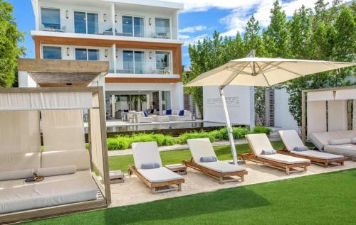 Κήπος έξω από το Villa Elysium Anguilla