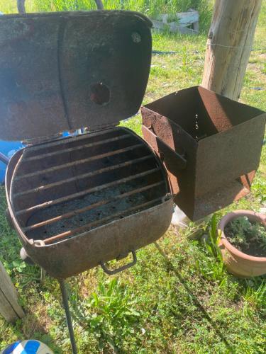 Gril dostupný pro hosty v apartmánu