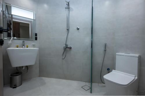 a bathroom with a shower and a toilet and a sink at Samama Almaqam Ajyad Hotel Makkah in Mecca