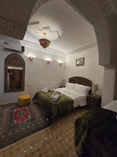 Un pat sau paturi într-o cameră la Riad Bab Rahba