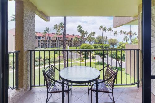 ワイレアにあるKamaole Sands 1-304のバルコニーにテーブルと椅子が置かれたパティオ