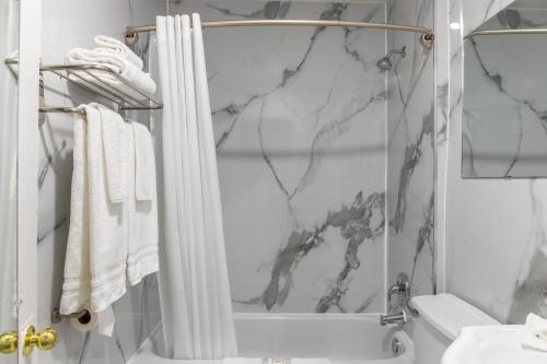 Koupelna v ubytování Motel 6 Cornwall, ON